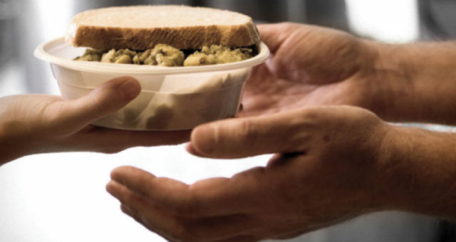 A civil szervezetek rászorulókon segítenek - ételosztás