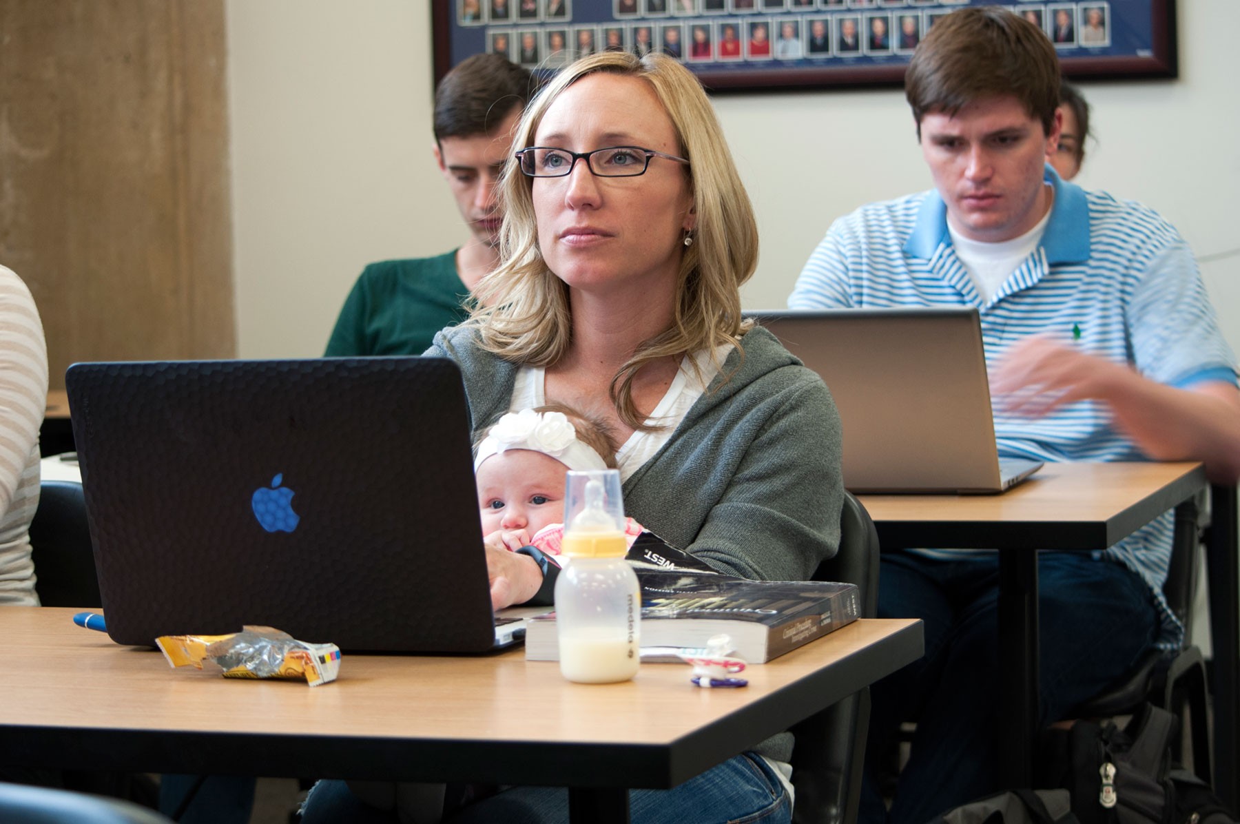 Forrás: https://www.google.hu/url?sa=i&rct=j&q=&esrc=s&source=images&cd=&ved=0ahUKEwjN4MyA8tfSAhWCKiwKHW89AkQQjhwIBQ&url=http%3A%2F%2Fblog.law.ku.edu%2Fstudent-life%2Fpregnant-in-law-school-part-5-adjusting-to-law-school-life-as-the-mother-of-a-newborn%2F&bvm=bv.149397726,d.bGg&psig=AFQjCNEqP7y7PLjD4TgzOgnaUpj3rXrp-Q&ust=1489646009290431