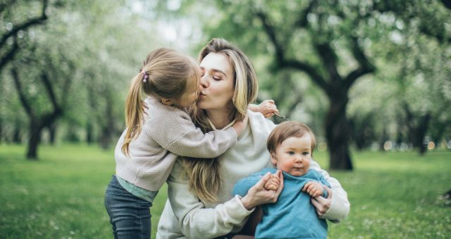 40 év alatti, kétgyermekes anyák, figyelem: itt az szja-mentesség